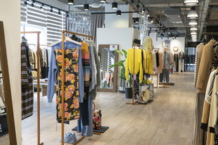 花语与星光的交织 当鲜花烛台遇上占星术，服装零售陈列中的身心漫游之旅