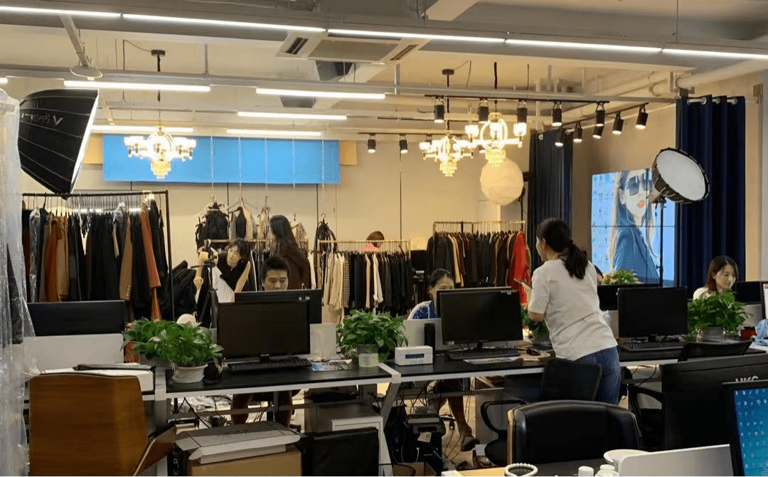 上海市通化商会走访副会长企业华芾服饰，共话服装服饰零售新机遇